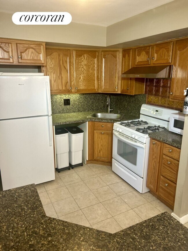 210 Battery Ave in Brooklyn, NY - Building Photo - Building Photo