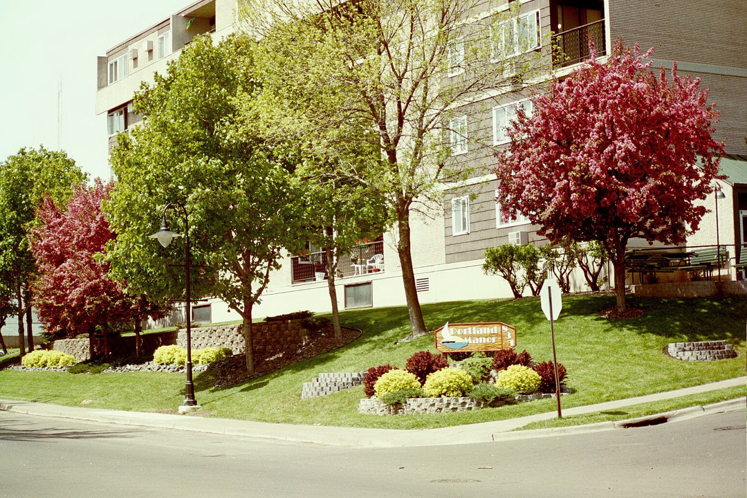 Portland Manor in Duluth, MN - Building Photo