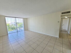 496 NW 165th St in Miami, FL - Building Photo