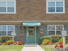 Warwick Village in Newport News, VA - Foto de edificio - Building Photo