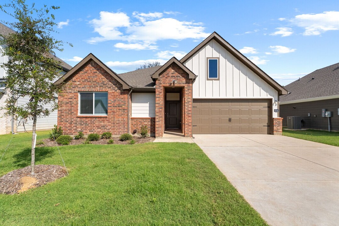 6044 Freedom Dr in Lindale, TX - Building Photo