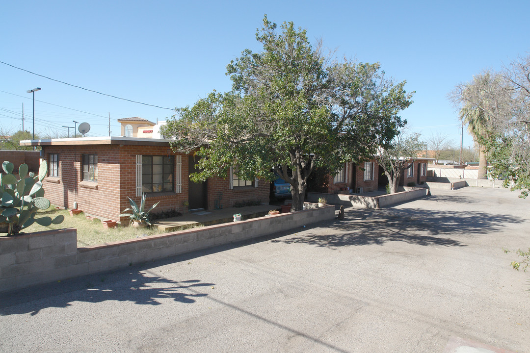 2457-2479 N Alvernon Way in Tucson, AZ - Building Photo