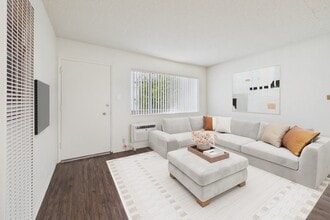 Roscoe Terrace in Canoga Park, CA - Foto de edificio - Building Photo