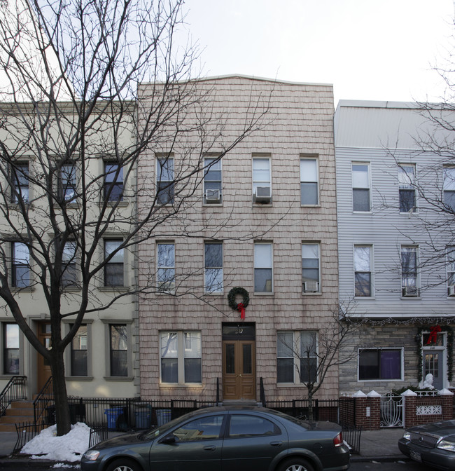 210 Green St in Brooklyn, NY - Foto de edificio - Building Photo