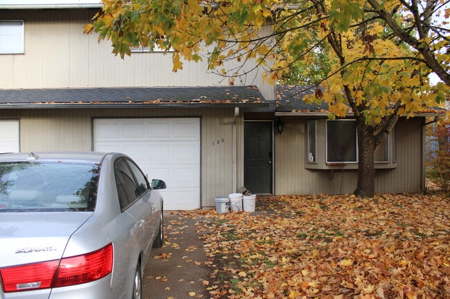 880 N Cloverleaf Loop in Springfield, OR - Building Photo - Building Photo