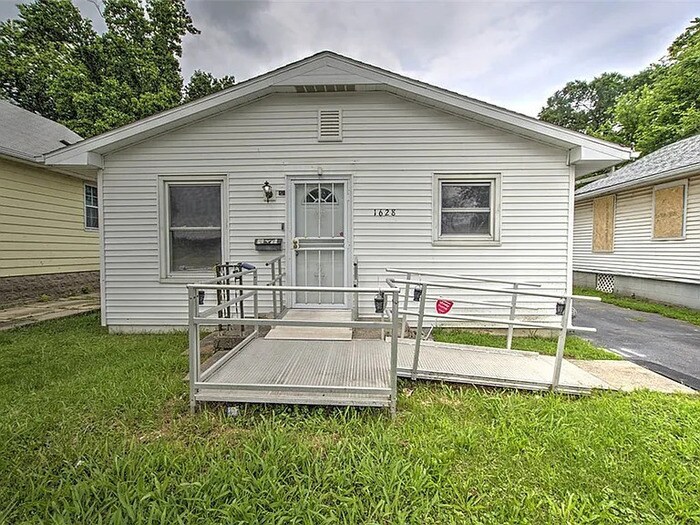 1628 N Oakland Ave in Decatur, IL - Building Photo