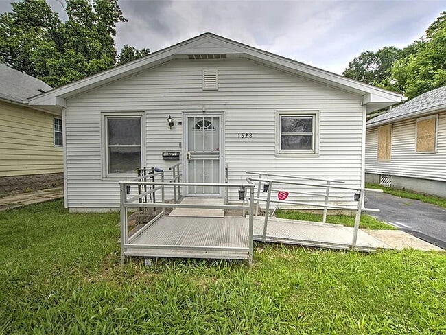 property at 1628 N Oakland Ave