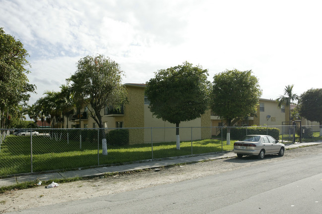 11695-11697 NW 2nd St in Miami, FL - Building Photo - Building Photo