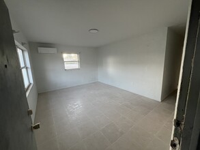 2033 Jo An Dr in Sarasota, FL - Building Photo - Building Photo