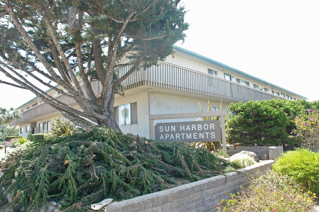 Sun Harbor Apartments in Marina, CA - Foto de edificio - Building Photo