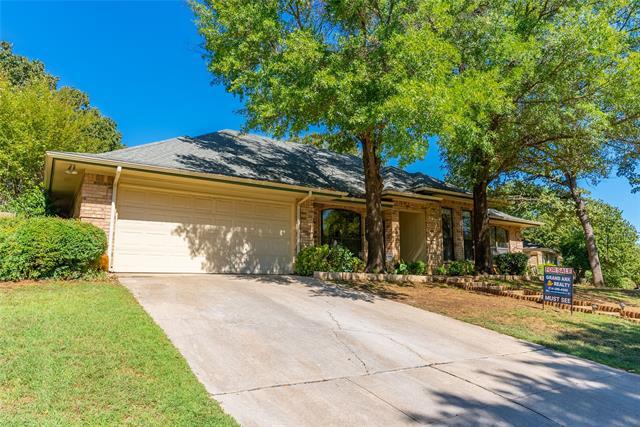 5201 Rustle Leaf Dr in Arlington, TX - Building Photo