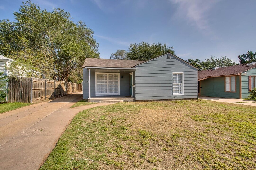 2412 22nd St in Lubbock, TX - Building Photo