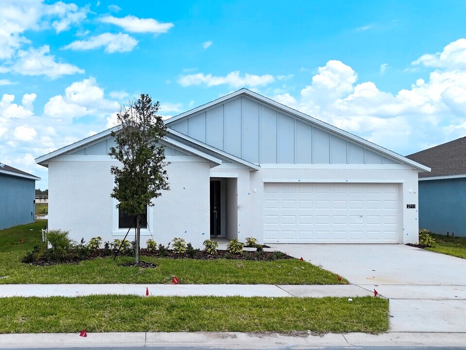 2711 Pioneer Trl in Eagle Lake, FL - Building Photo