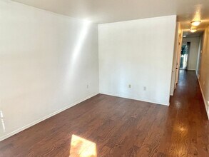 6661 N Columbia Way in Portland, OR - Building Photo - Building Photo