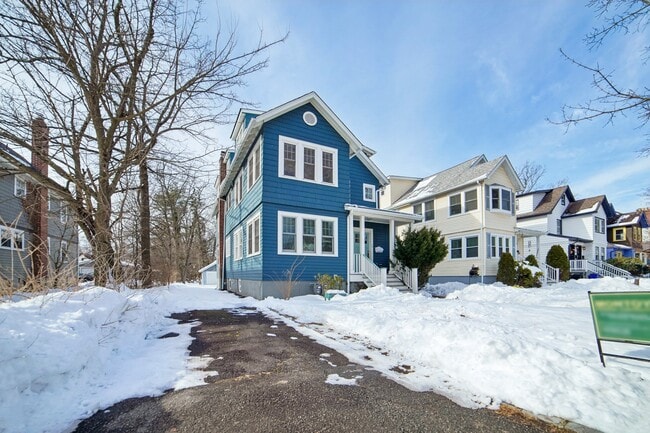 42 Brookfield Rd in Montclair, NJ - Foto de edificio - Building Photo