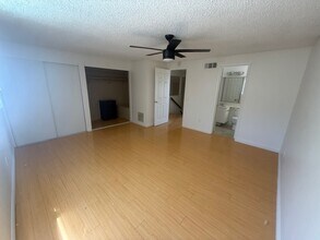 328 E Ave R12 in Palmdale, CA - Building Photo - Building Photo