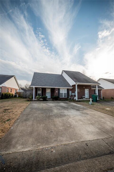 325 James Dr in Millbrook, AL - Building Photo
