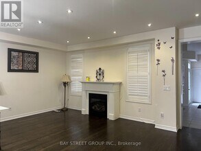 571 Sixteen Mile Dr in Oakville, ON - Building Photo - Building Photo