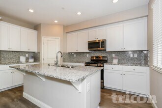 1106 Victorian St in Lincoln, CA - Foto de edificio - Building Photo