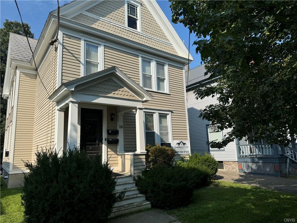 10 Maple Ave in Cortland, NY - Foto de edificio