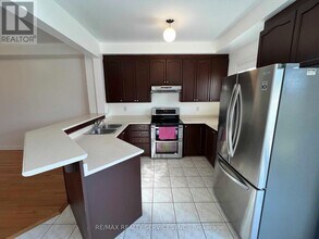 18 Fishing Crescent in Brampton, ON - Building Photo - Building Photo