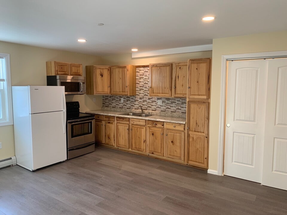 72 N Broadway, Unit apartment in Salem, NH - Building Photo