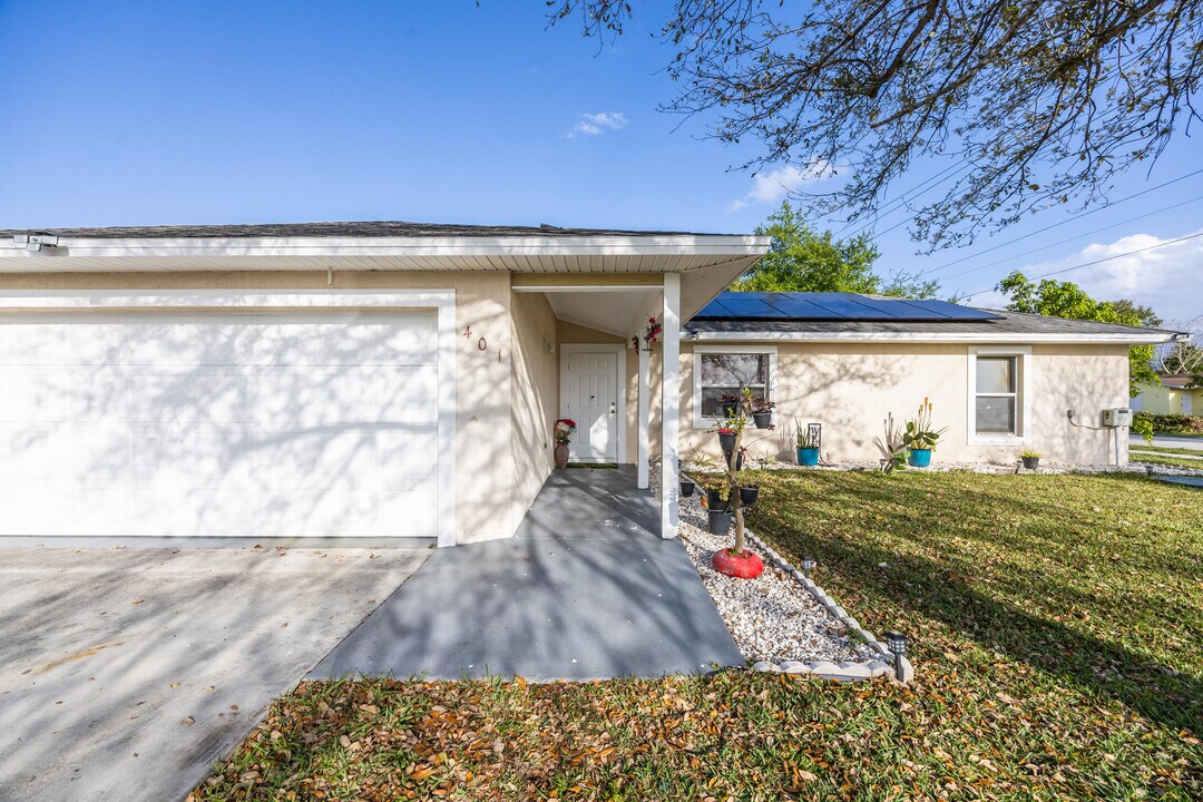 401 NE Mainsail St in Port St. Lucie, FL - Building Photo