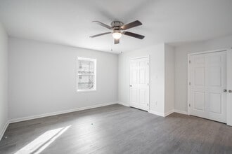 Orleans Apartments in Lake Charles, LA - Building Photo - Interior Photo