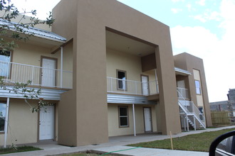 Robindale Apartments in Brownsville, TX - Foto de edificio - Building Photo