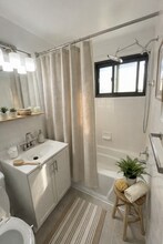 2141 I St NW, Unit 203 in Washington, DC - Foto de edificio - Building Photo