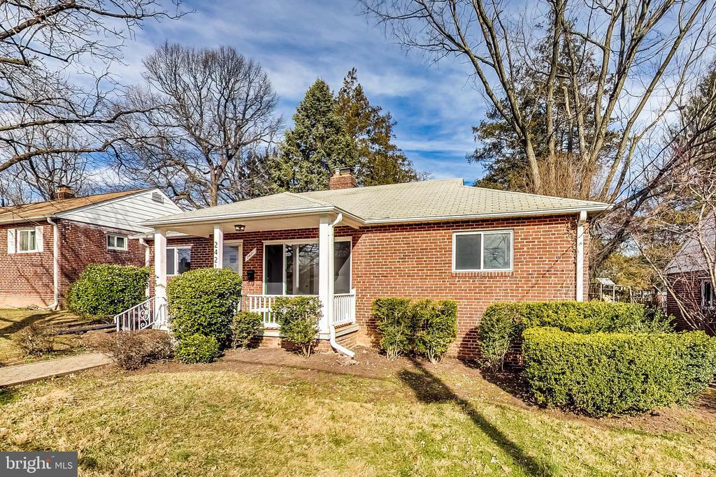 2421 Homestead Dr in Silver Spring, MD - Building Photo