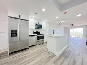 3110 N Pine Island Rd in Sunrise, FL - Foto de edificio - Building Photo