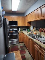 2221 Sherman Cir in Miramar, FL - Building Photo