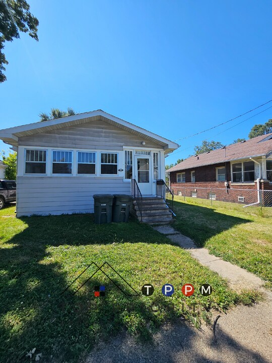 68 E Parker St in Waterloo, IA - Building Photo