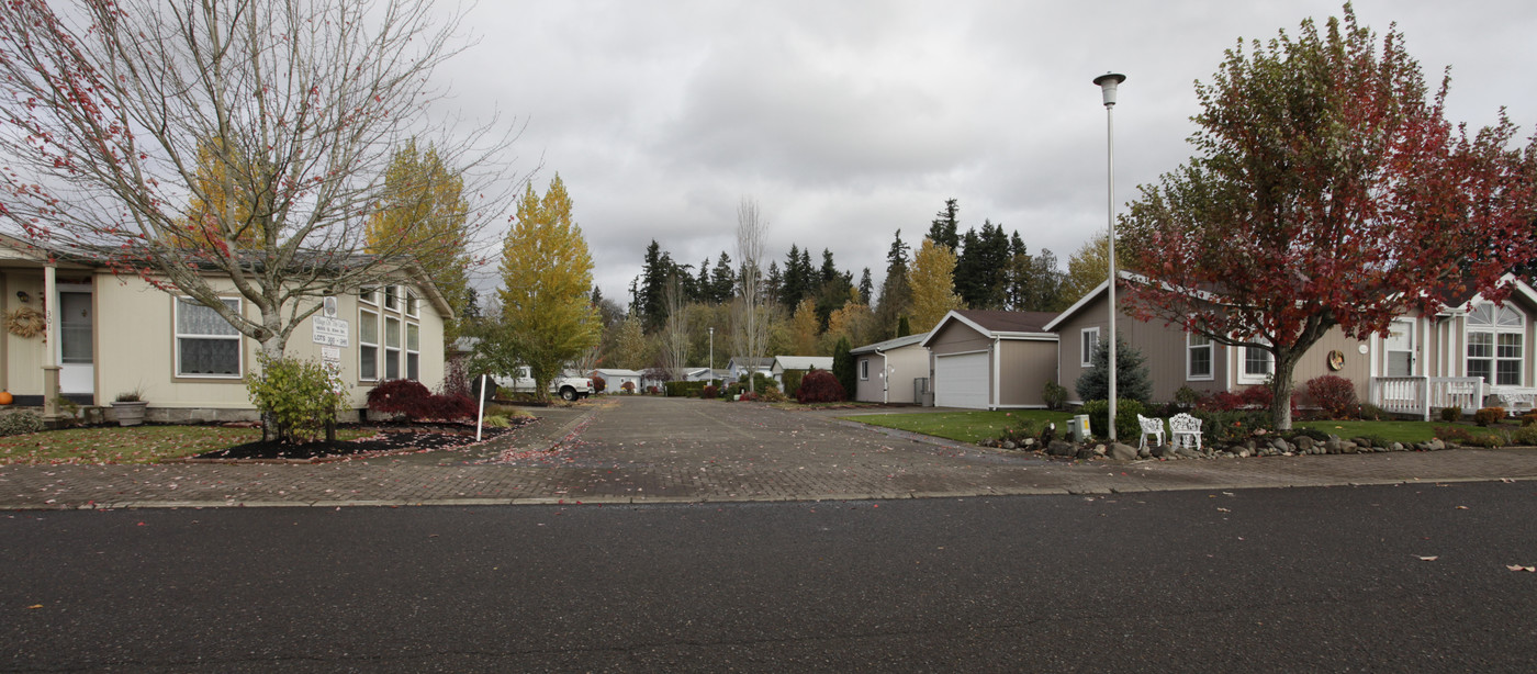 Village on the Lochs in Canby, OR - Building Photo