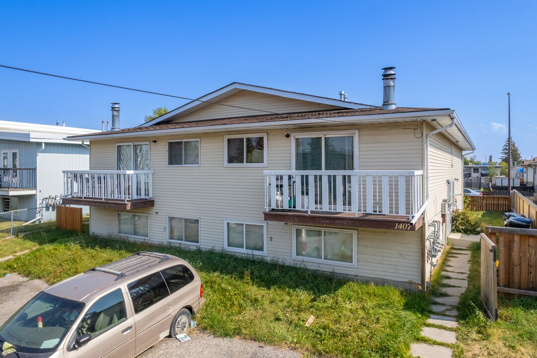 1407 43 St SE in Calgary, AB - Building Photo