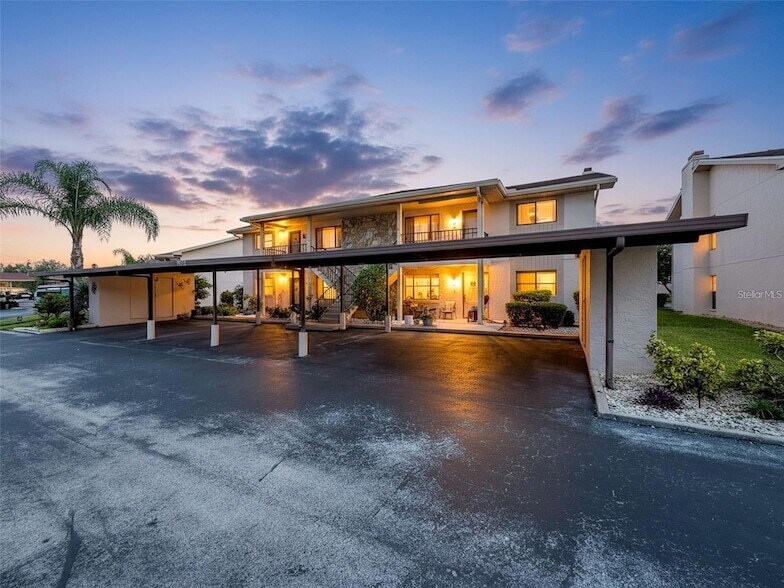 9981 Eagles Point Cir, Unit 4 in Port Richey, FL - Foto de edificio