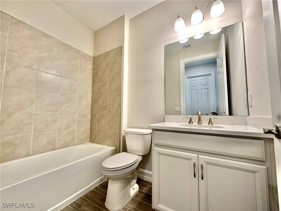 881 Enbrook Lp in Naples, FL - Building Photo