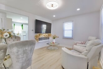 327 Roosevelt Ln in Kenilworth, NJ - Building Photo - Building Photo