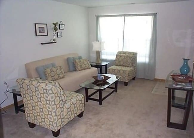 Village Glen Apartments in Traverse City, MI - Foto de edificio - Building Photo