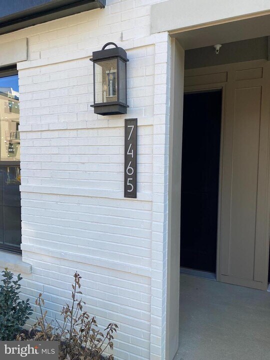 7465 Backett Wood Ter in McLean, VA - Foto de edificio