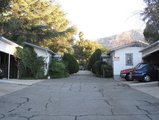 111-119 E Pine St in Altadena, CA - Building Photo - Building Photo