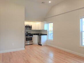 44 Cogswell Ave, Unit 2 in Cambridge, MA - Building Photo - Building Photo
