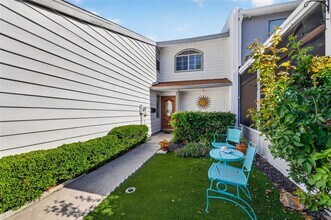 8705 Bay Pointe Dr in Tampa, FL - Building Photo - Building Photo