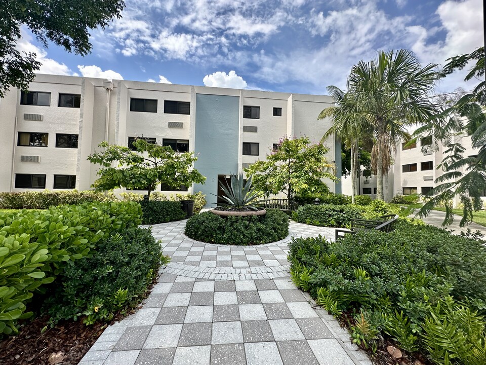 The Solaire at Las Palmas Village 55+ in Hialeah, FL - Foto de edificio