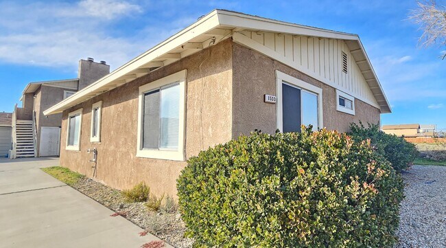 1533 N Erwin St-Unit -1533 N Erwin St #A in Ridgecrest, CA - Foto de edificio - Building Photo