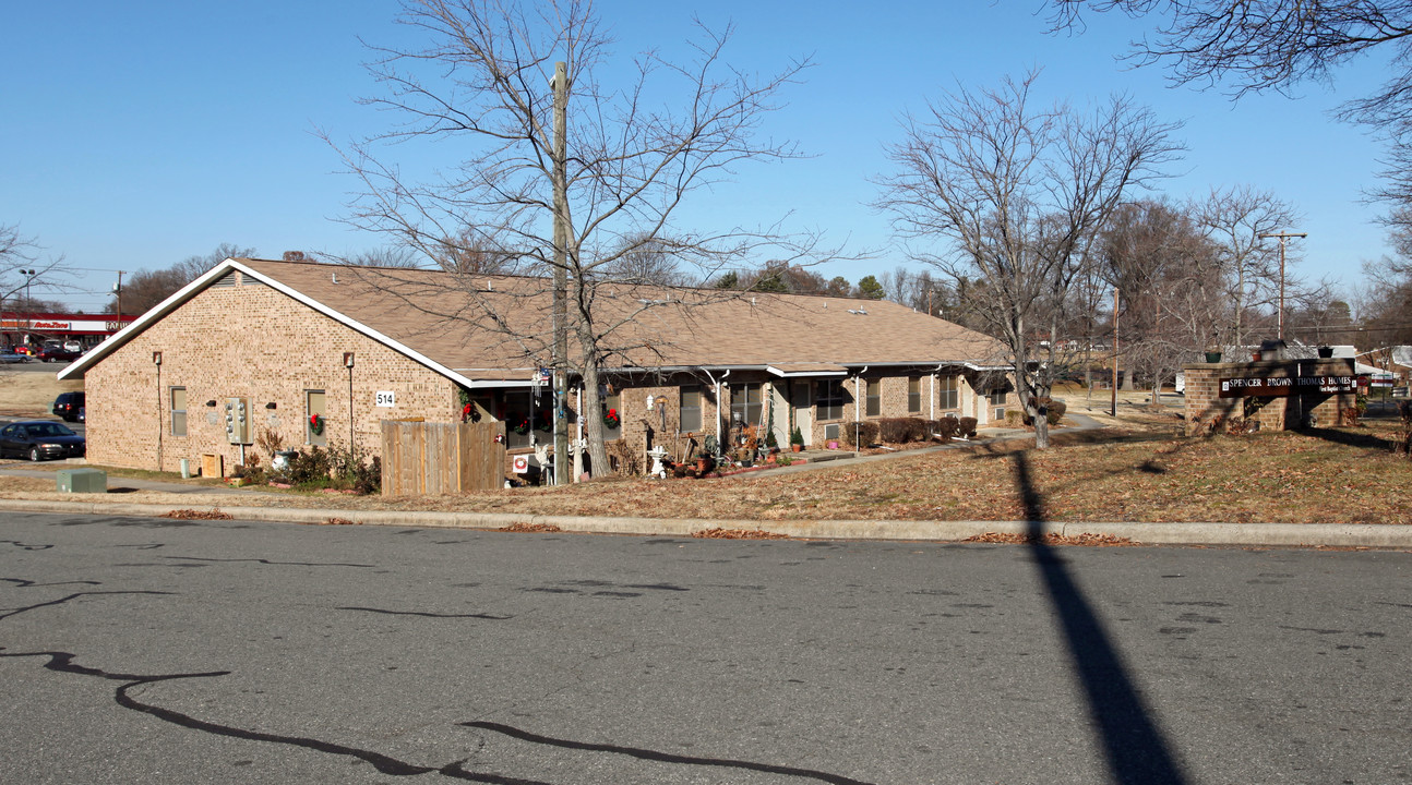 Spencer Brown Thomas Homes in Burlington, NC - Foto de edificio