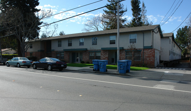 Oak Manor Townhouses in Palo Alto, CA - Building Photo - Building Photo