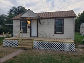 615 N Oak St in Hoisington, KS - Building Photo - Building Photo