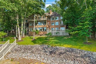 6576 Yacht Club Rd in Flowery Branch, GA - Building Photo